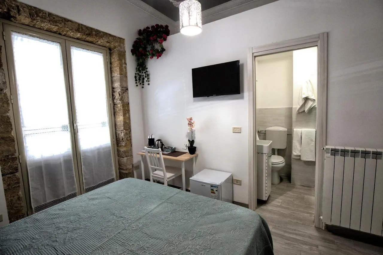 Garden House: Apartments And Rooms For Holidays Palermo Italy