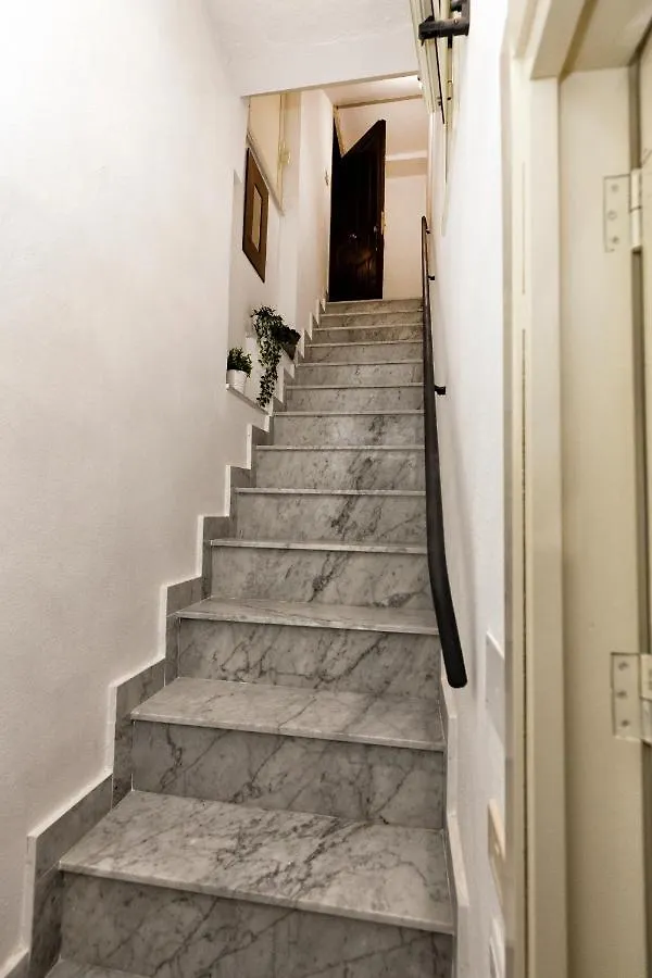 Garden House: Apartments And Rooms For Holidays Palermo Bed & Breakfast