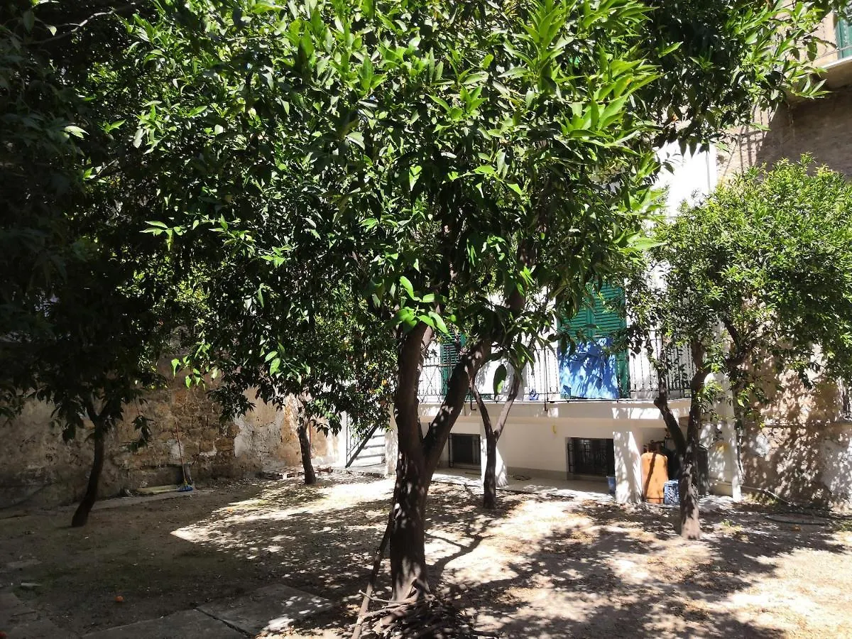 Bed & Breakfast Garden House: Apartments And Rooms For Holidays Palermo