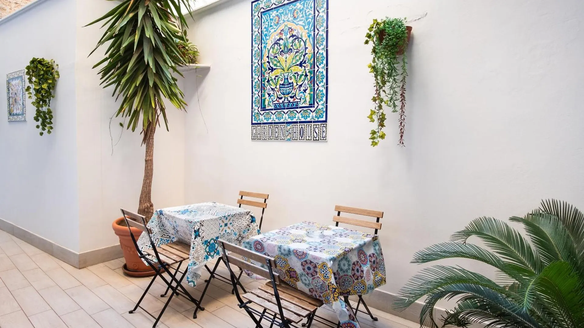 Bed & Breakfast Garden House: Apartments And Rooms For Holidays Palermo