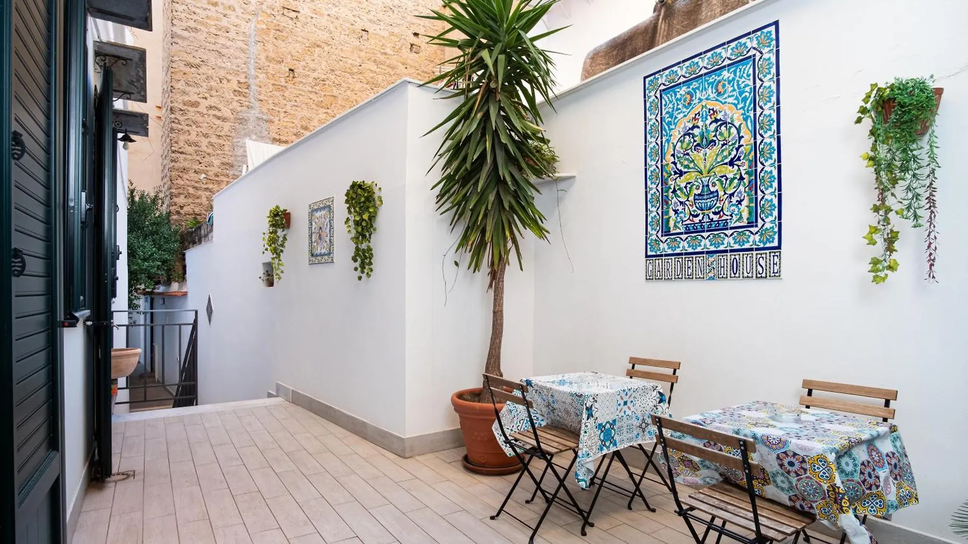 Bed & Breakfast Garden House: Apartments And Rooms For Holidays Palermo