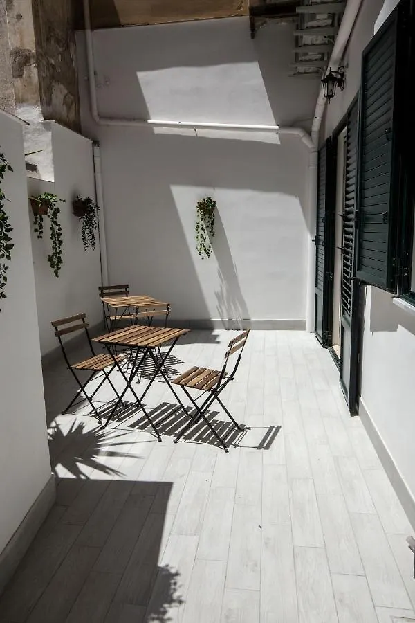 Garden House: Apartments And Rooms For Holidays Palermo