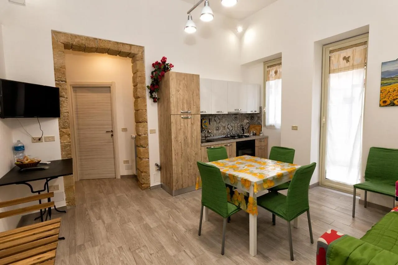 Garden House: Apartments And Rooms For Holidays Palermo Frühstückspension