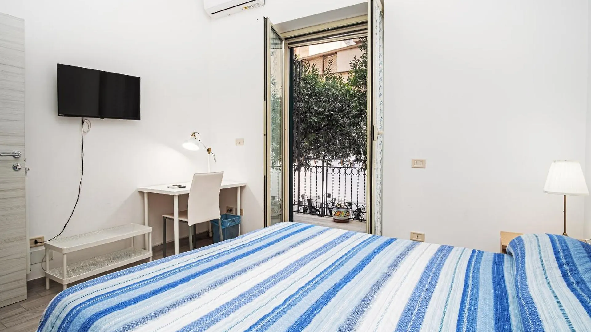 Garden House: Apartments And Rooms For Holidays Palermo Frühstückspension